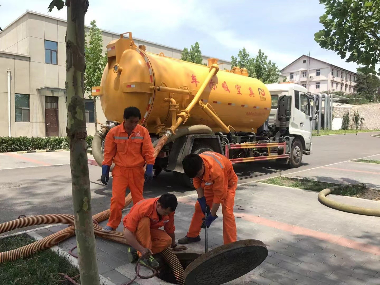 湖滨化粪池清理与5-8吨吸粪车施工效率分析